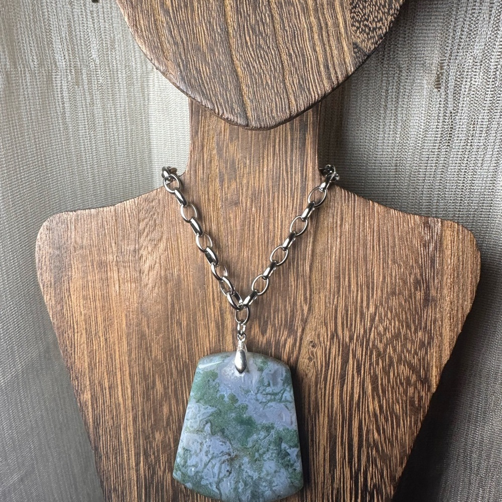 Green Moss Agate Pendant Necklace on Rolo Chain - Picture 2 of 16